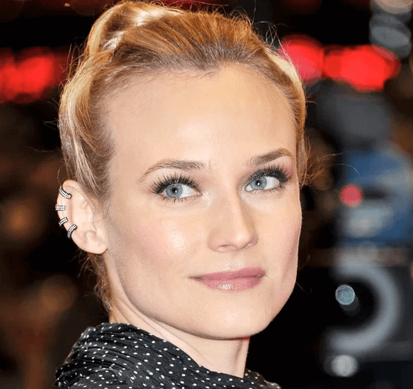 Diane Kruger usa piercings falsos.