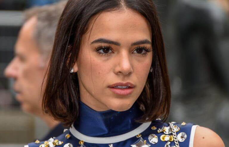 Bruna Marquezine com corte de cabelo chanel.