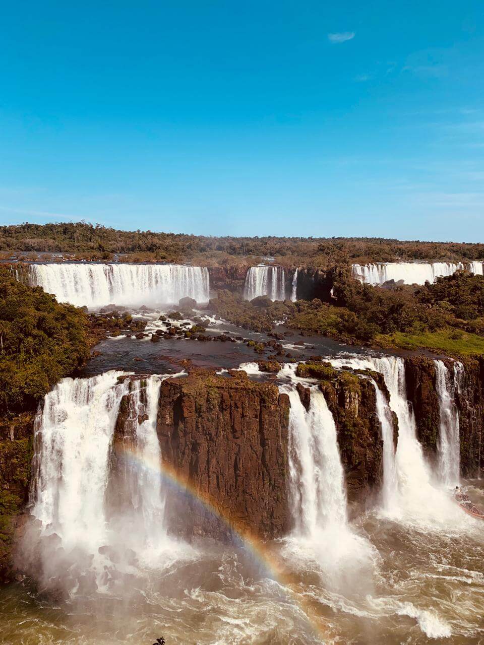 Cataratas de Foz do Iguaçu e arco-íris.