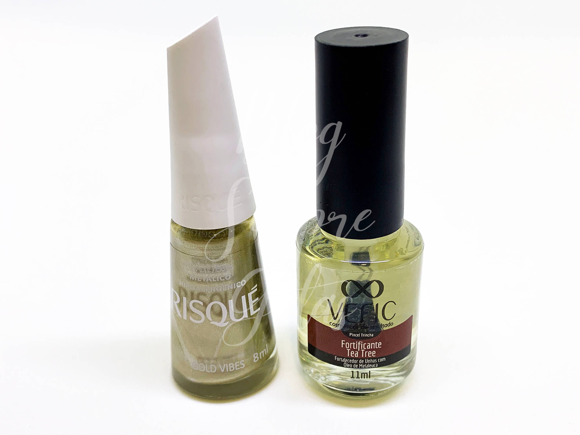 Esmalte dourado e esmalte transparente.