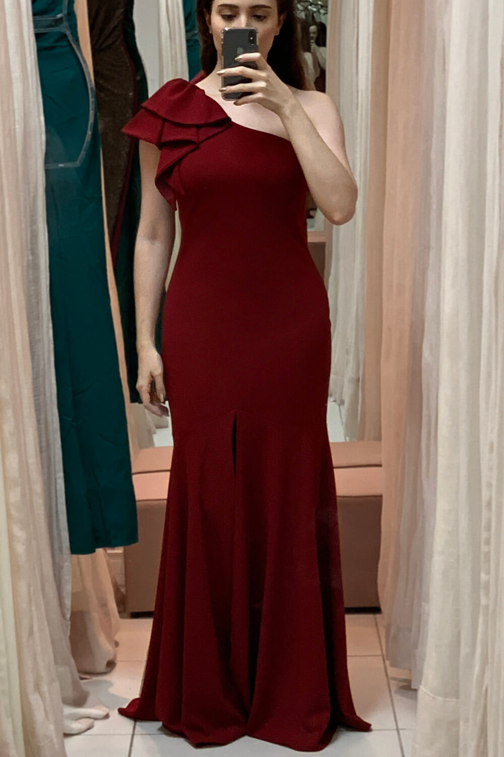 Daniela Maksoud usa vestido longo marsala de um ombro só.